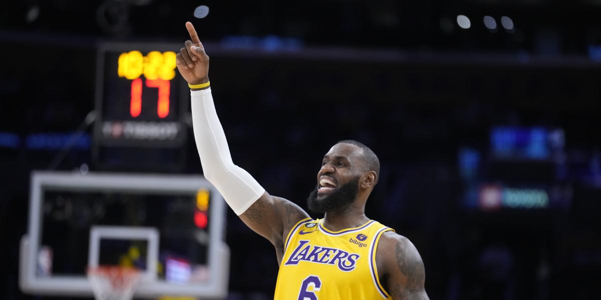 Los Lakers vuelven a los playoffs con doble susto incluido