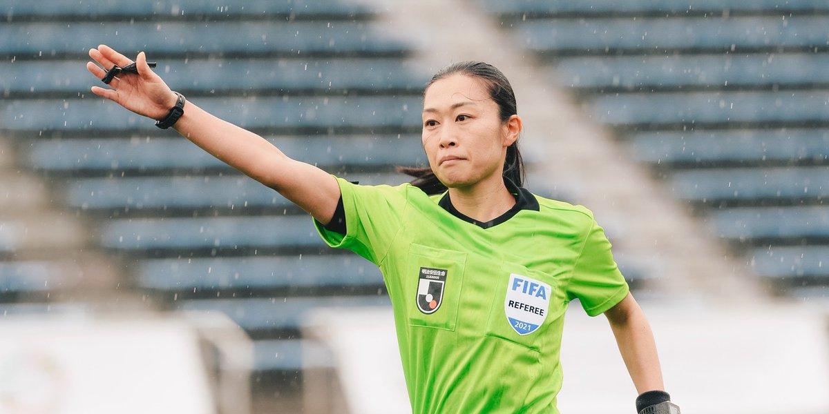 La árbitra japonesa Yoshimi Yamashita hace historia en la liga masculina