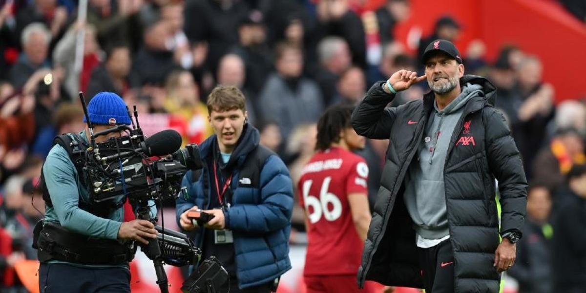 ¡Brutal! Klopp se lesiona celebrando un gol en la cara del cuarto árbitro