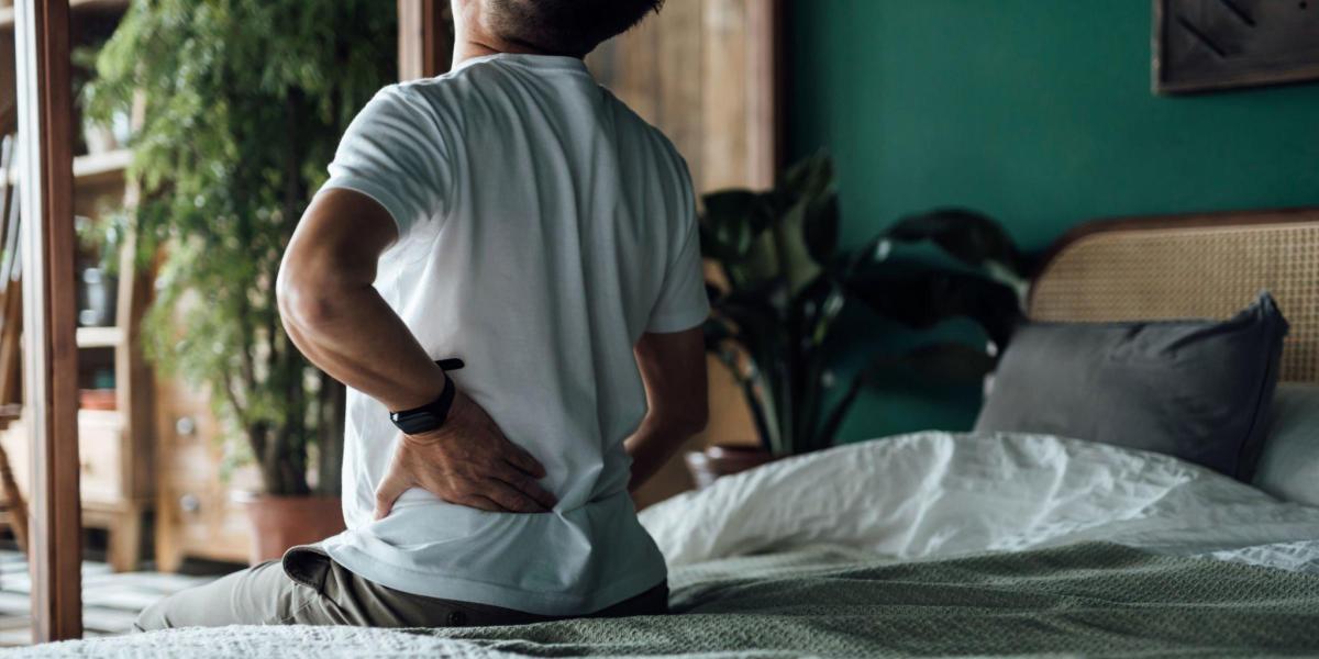 ¿Sufres de dolor de espalda? Estos son los ejercicios ideales para hacer en casa que te dejarán como nuevo