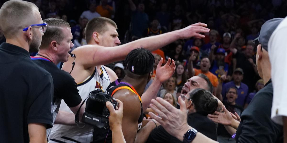 ¡Codazo de Jokic al dueño de los Suns!