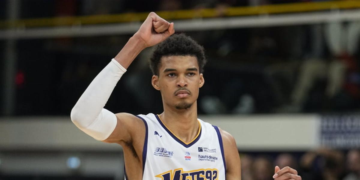 Wembanyama brilla en los playoffs con visita de lujo de Derrick Rose y Joakim Noah