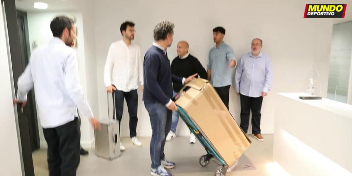 Así ha sido la llegada de la Copa del Mundial de fútbol femenino a la redacción de Mundo Deportivo