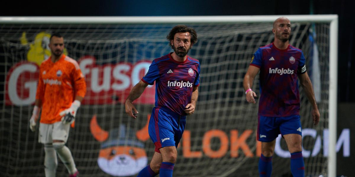 Pirlo se topa con su hermano gemelo en la Kings League y las redes alucinan