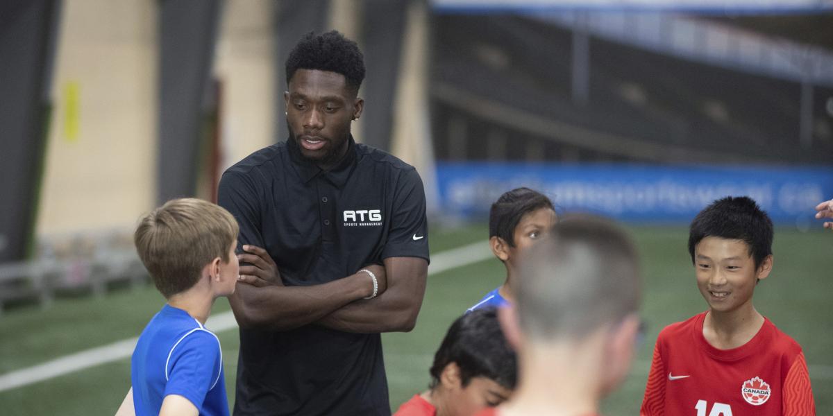 Alphonso Davies enfría los rumores sobre su salida del Bayern