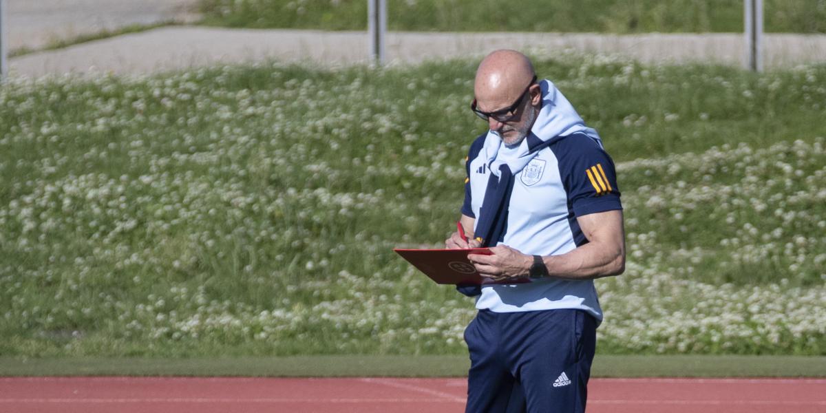 Primer entrenamiento de la Sub-21 con visita de Luis de la Fuente