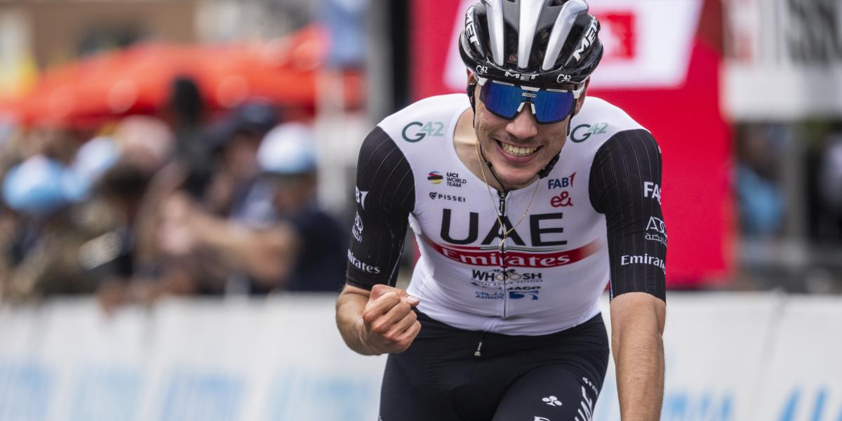 Un gran Ayuso se exhibe en la crono, supera a Evenepoel y acaba 2º en la general