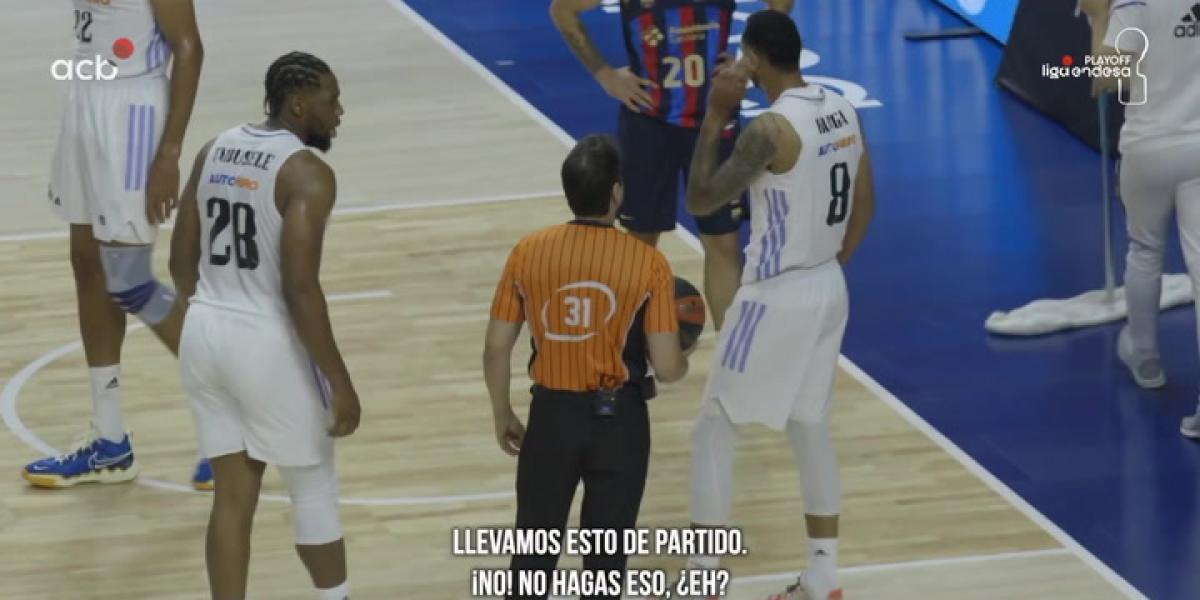 La lección de arbitraje en el partido decisivo del playoff, desde el micro del árbitro