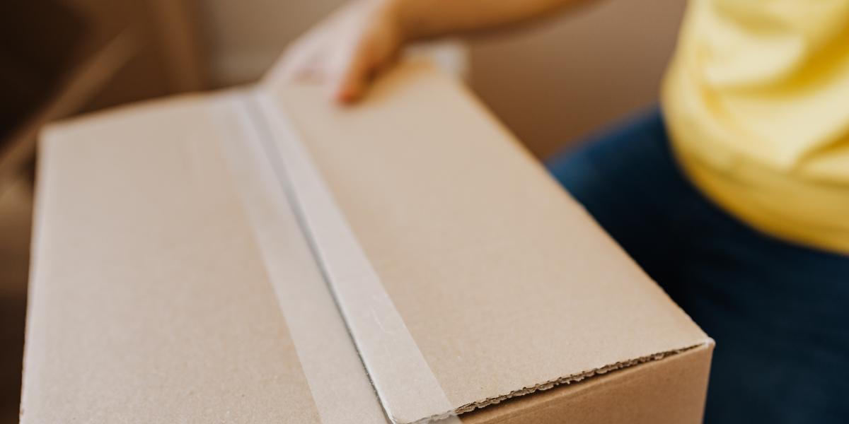 Que un vecino recoja tu paquete puede salir caro: esta es la escandalosa multa que supone