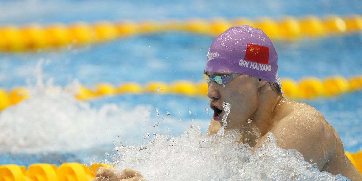 Qin ratifica su corona de nuevo rey de la braza tras derrotar a Peaty