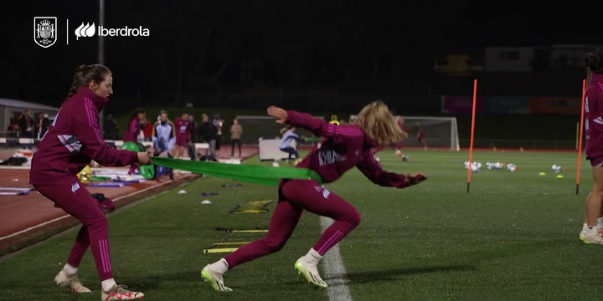 La selección de fútbol femenina entrena para enfrentarse a Japón