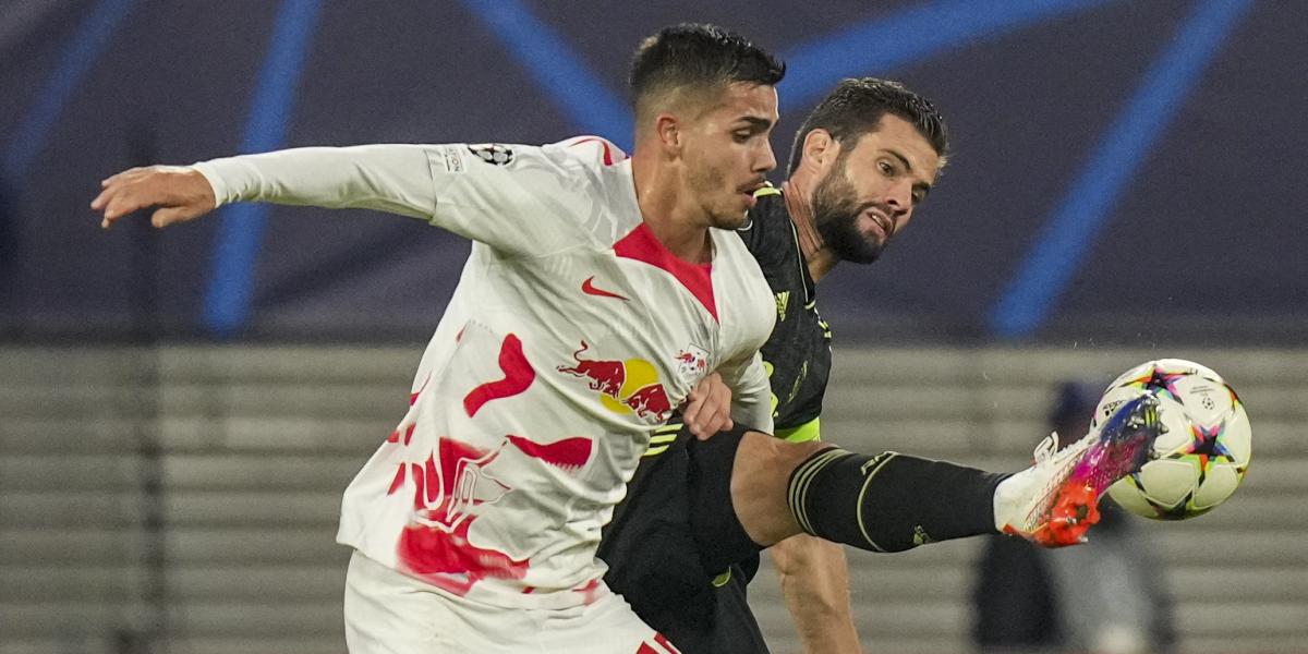 Es potente, con buena relación con el gol y que se sabe situar bien dentro del área