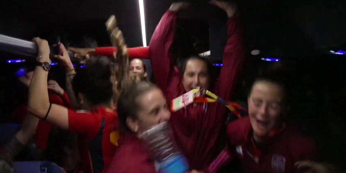 ¡Fiestón desatado de la selección para celebrar el pase a la final del Mundial!