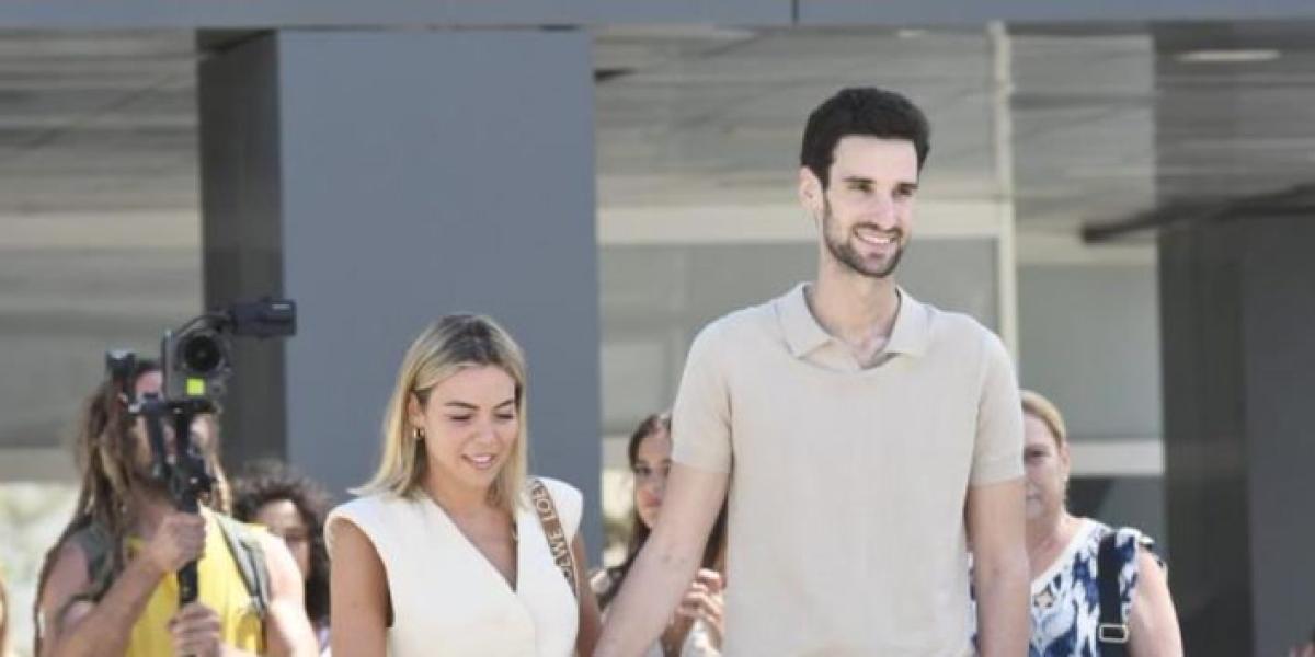 Sergio Rico saliendo del hospital