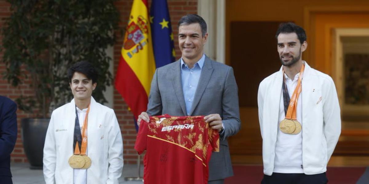Pedro Sánchez recibe a los campeones en el Mundial de atletismo de Budapest: María Pérez y Álvaro Martín
