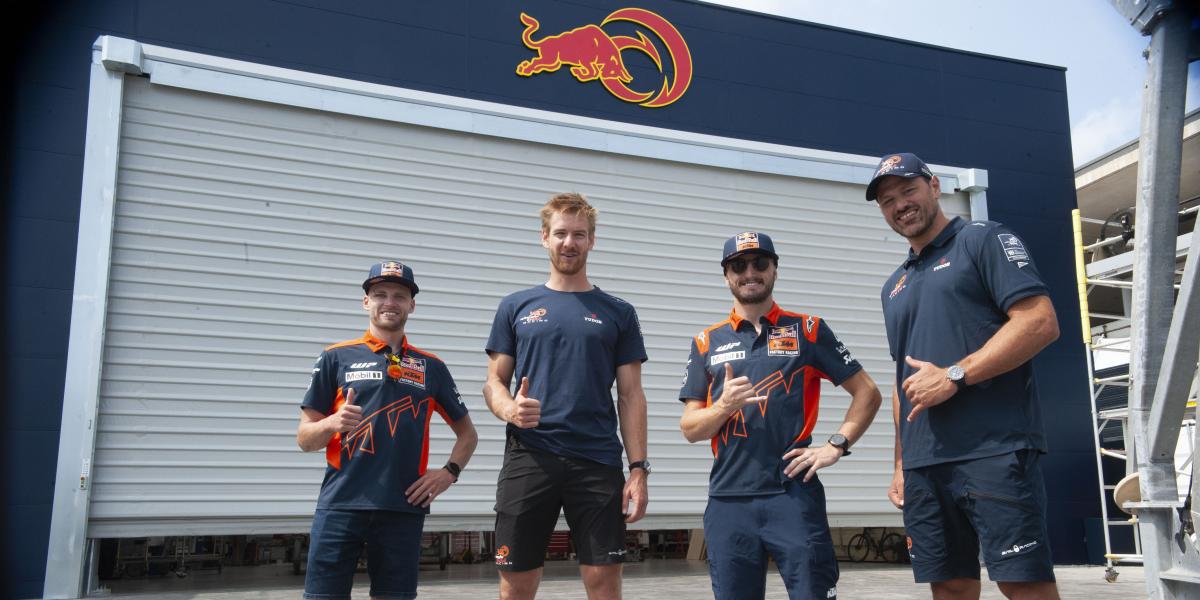 Los pilotos de MotoGP Brad Binder y Jack Miller navegan junto al Alinghi suizo de la Copa América en aguas de Barcelona