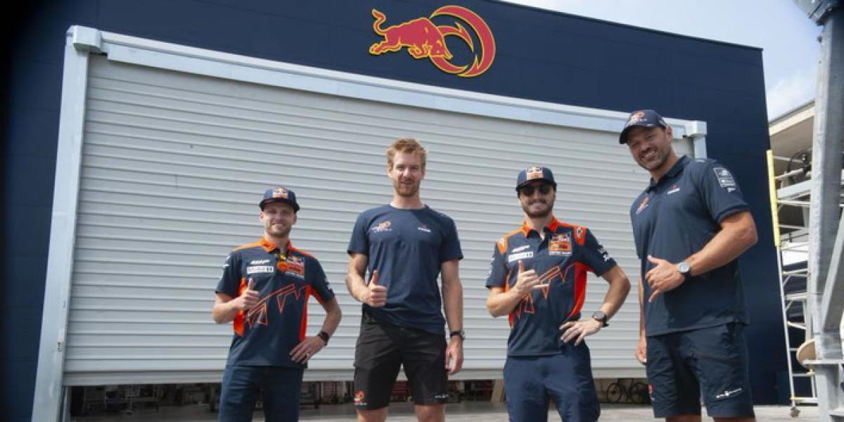 Los pilotos KTM, Brad Binder y Jack Miller, navegan en el Alinghi de la Copa América en Barcelona