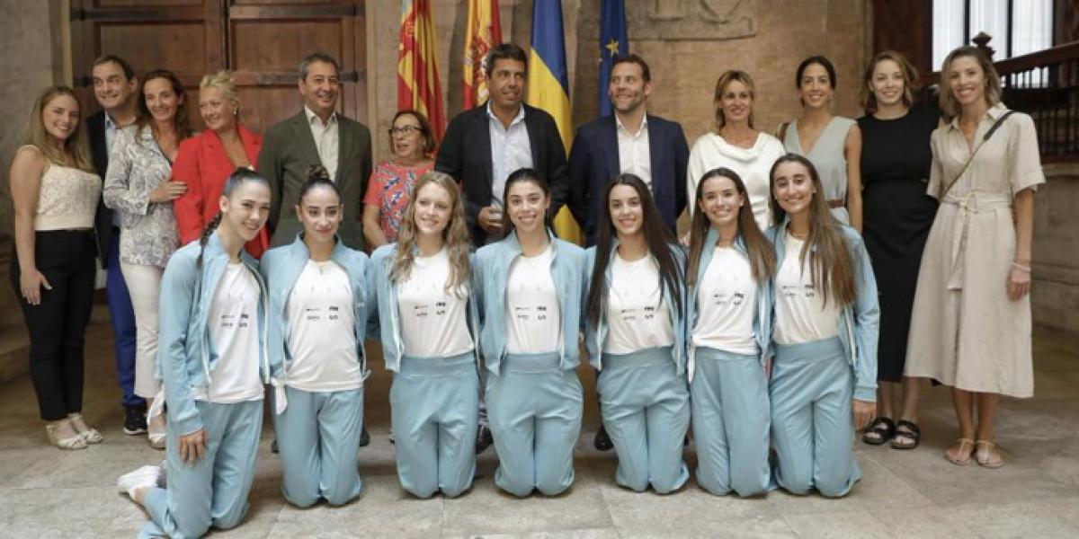 Polémica foto del Gobierno valenciano con la selección de rítmica arrodillada