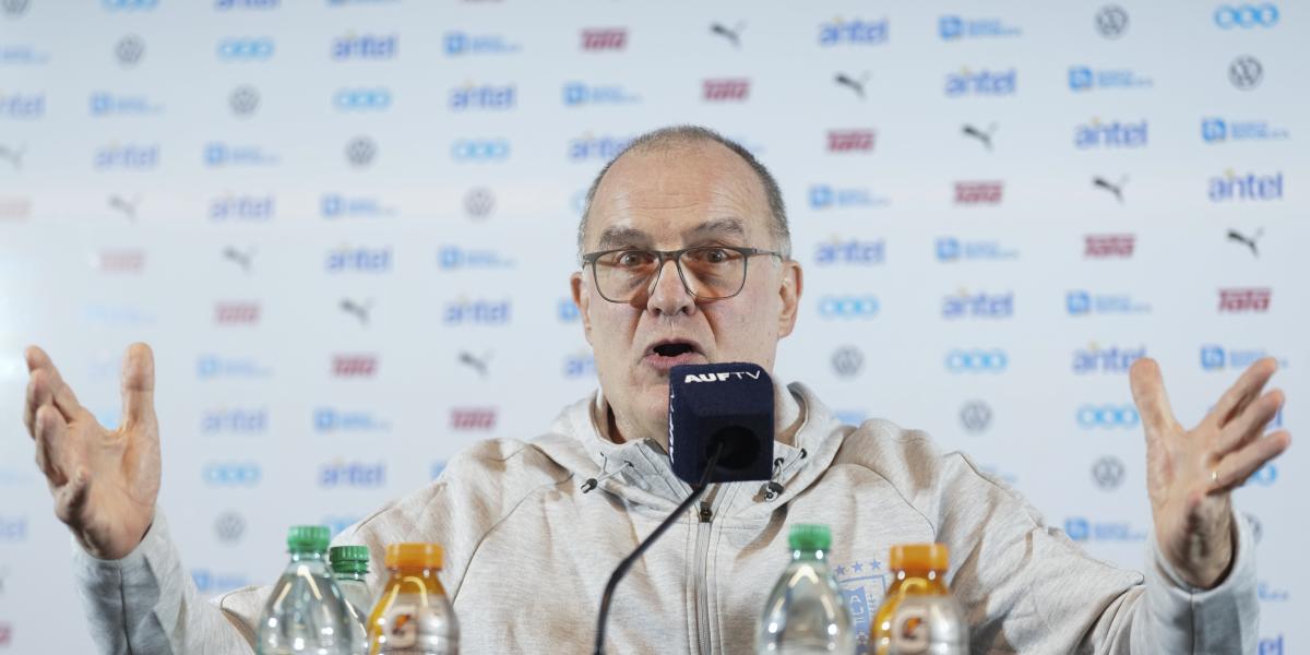 Uruguay inicia la era Bielsa sin Luis Suárez y ante Chile