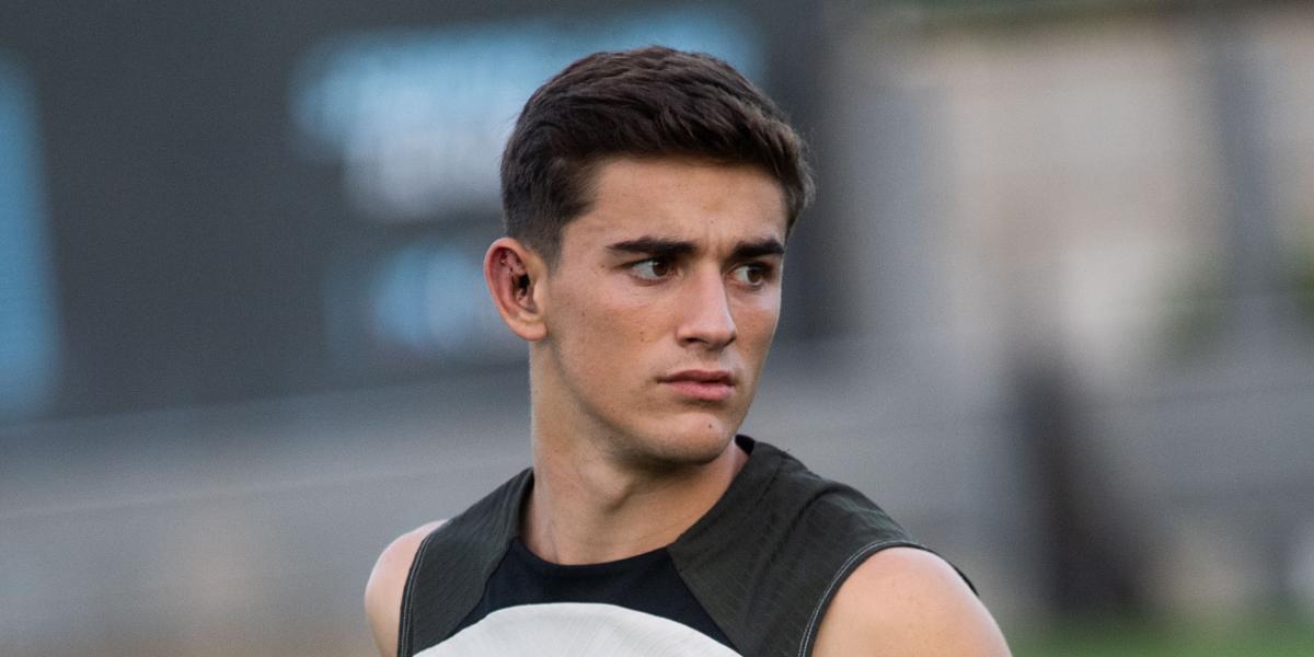 Gavi, ya sin grapas en la oreja tras su aparatoso corte