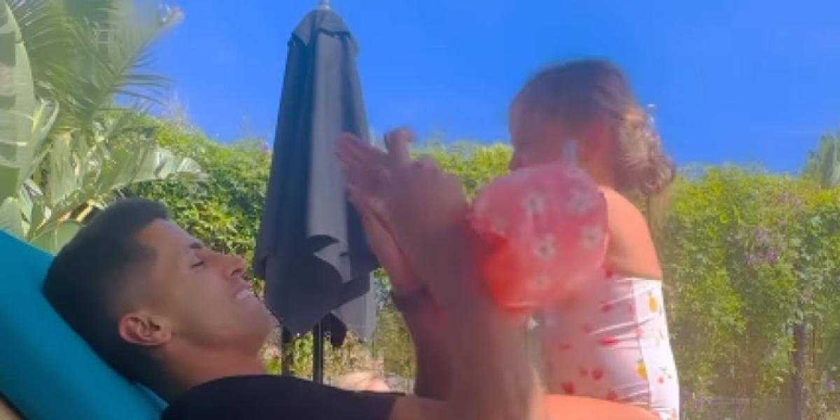 Joao Cancelo canta el himno del Barçacon su hija