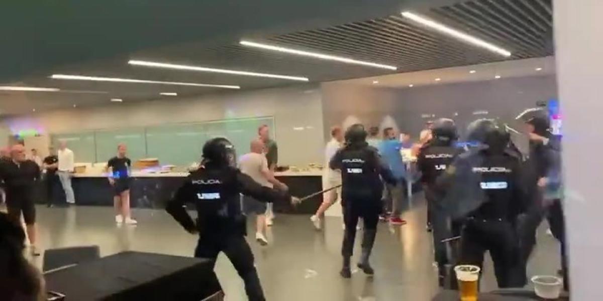 Los hinchas del Feyenoord la liaron en el interior del Metropolitano y la Policía cargó