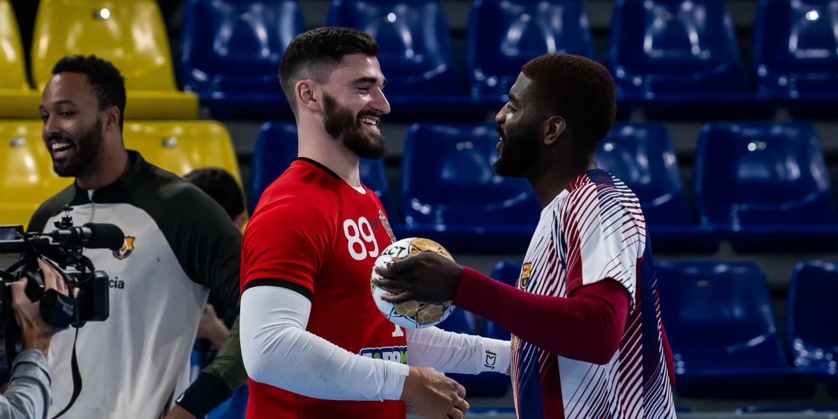 El Palau ovaciona a Fàbregas en su regreso a Barcelona con el Veszprem