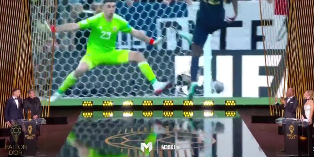 El Dibu Martínez recibe el Premio Yashin entre algunos abucheos