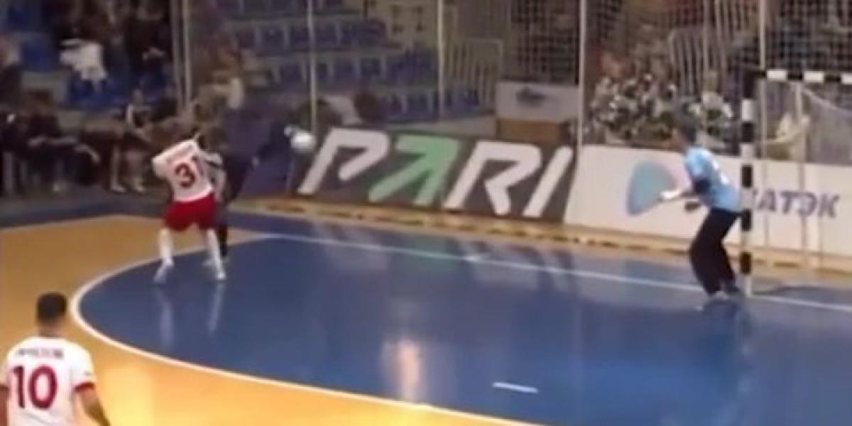 ¡Voleón de tacón al estilo Ibrahimovic!: Espectacular golazo en la liga futsal rusa