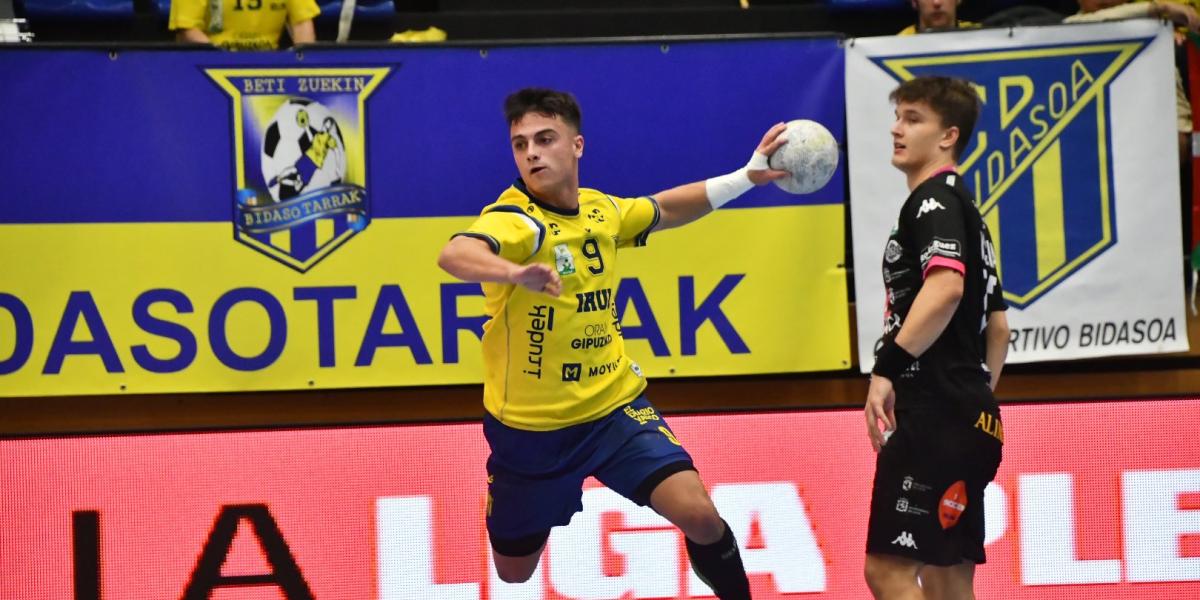 31-27. Esteban Salinas guía al Bidasoa a la cima tras derrotar al Ademar