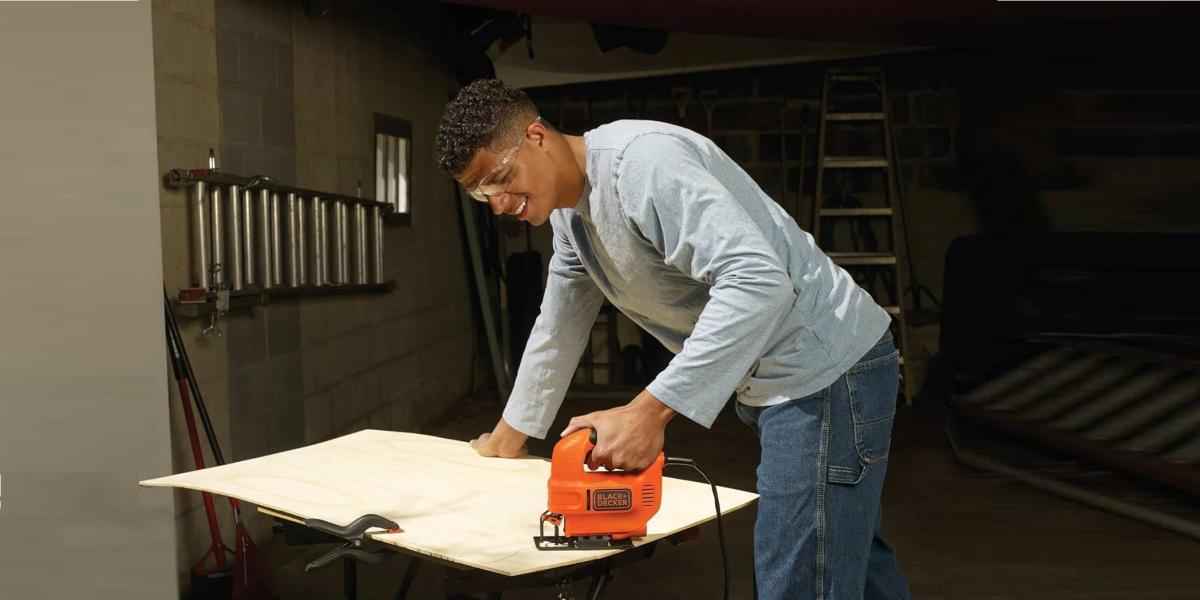 ¡Chollo en bricolaje! Llévate esta sierra de calar BLACK+DECKER a mitad de precio