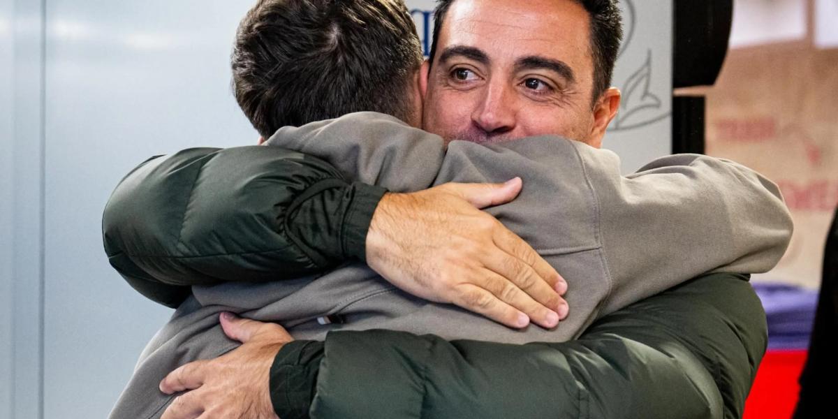 Las fotos de Gavi recibiendo el apoyo de sus compañeros