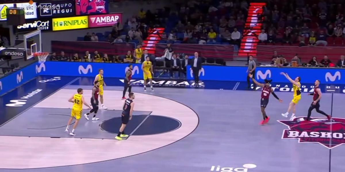 Marcelinho Huertas vuelve a hacer de las suyas: ¡triplazo imposible en el último segundo!