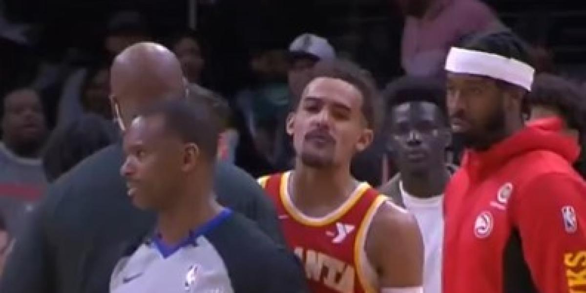 A Trae Young le sale caro insultar a los árbitros