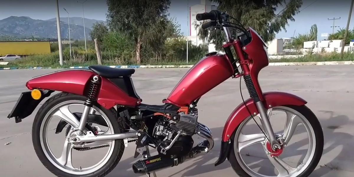 No te vas a creer cómo ruge un ciclomotor Mobylette de 4 cilindros y más de 30 CV, pero olvídate de poder conducirlo legalmente