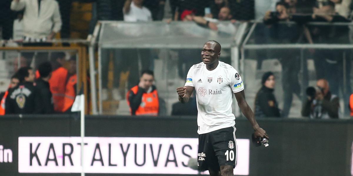La mentira de Aboubakar: se pone pelo y finge estar lesionado porque no puede rematar de cabeza