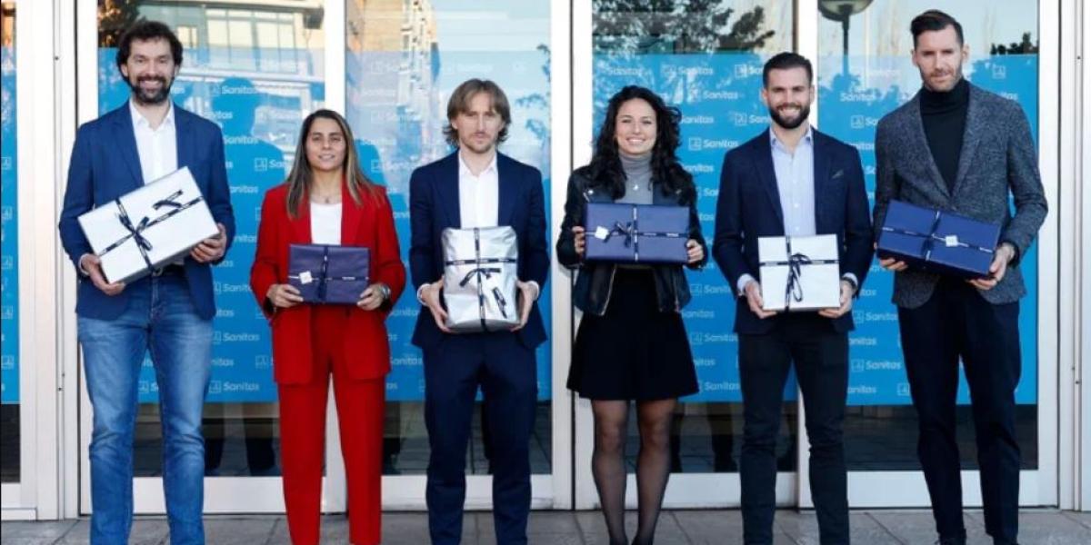 Jugadores y entrenadores del Real Madrid reparten regalos a niños hospitalizados