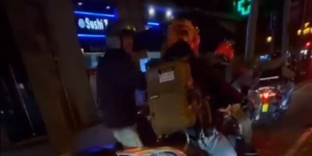 Dos motoristas de Barcelona, a puñetazo limpio en medio de un atasco