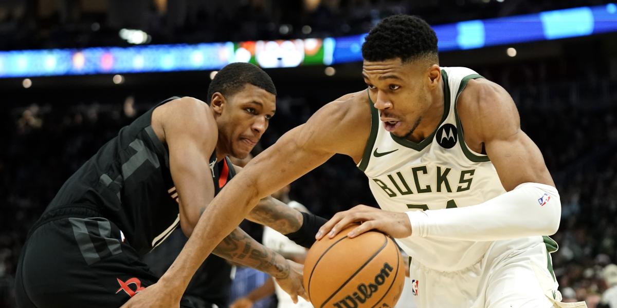 Antetokounmpo supera un récord de Abdul-Jabbar…. y esta vez le dan el balón