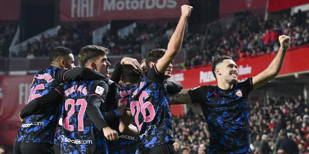 ¡El sevillista Manu Bueno, expulsado al minuto de entrar al campo y salvado por el VAR!