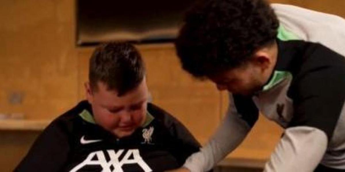 Jurgen Klopp y varios jugadores del Liverpool emocionan a un joven seguidor