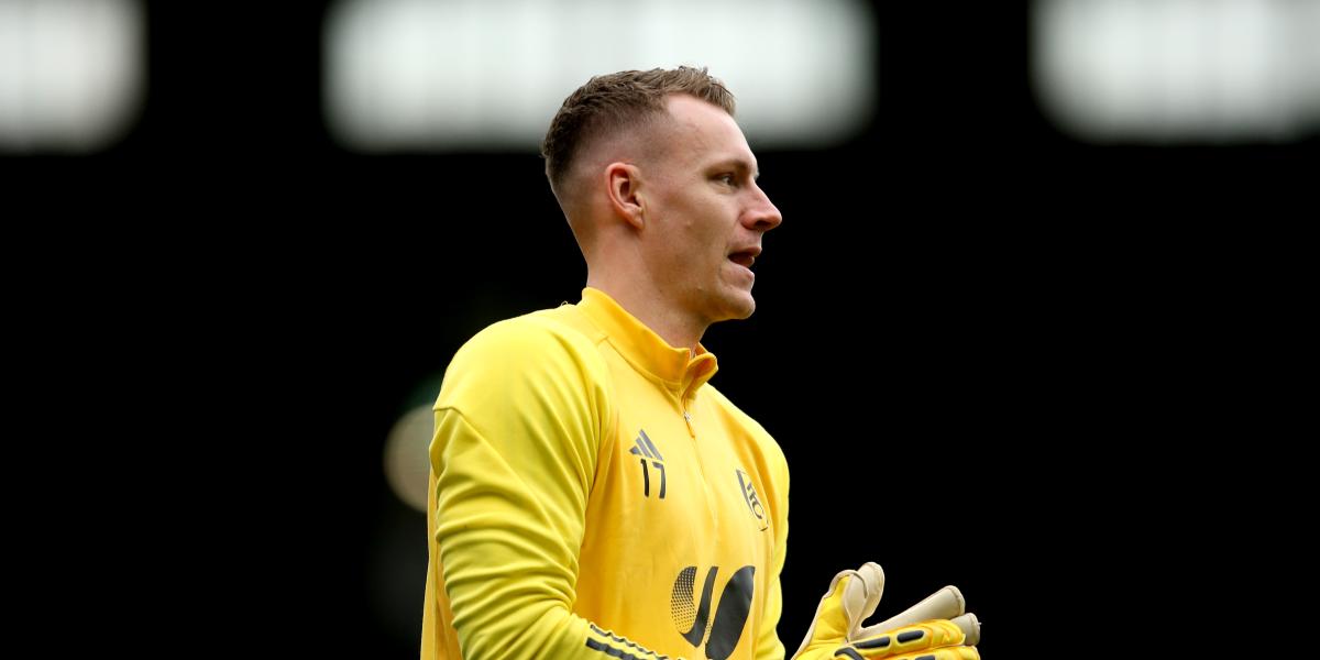 Bernd Leno la toma con un recogepelotas
