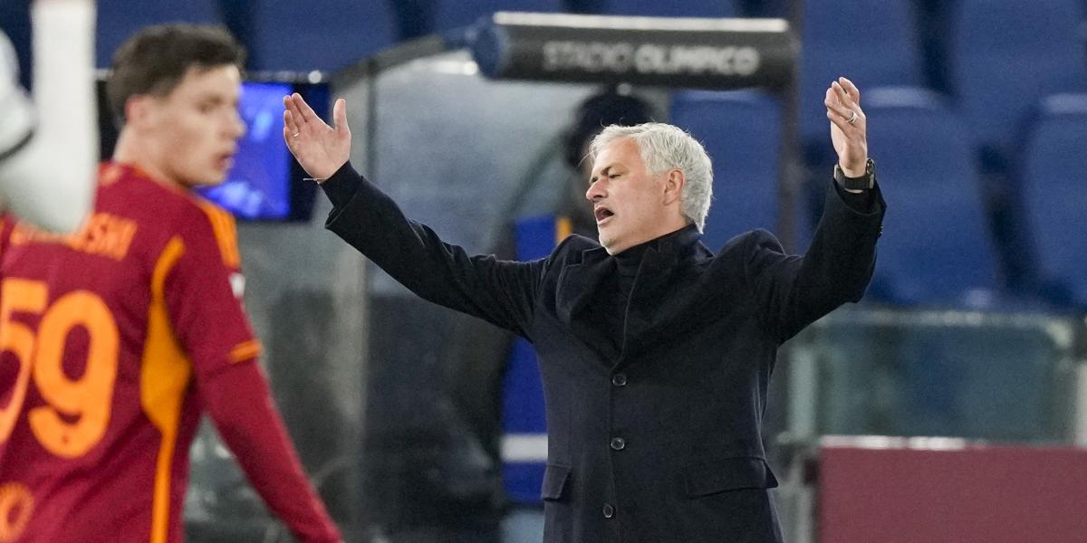 Mourinho la vuelve a liar, le expulsan y sorprende la reacción de su hinchada