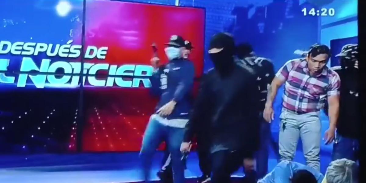 Pánico en Ecuador: un grupo de encapuchados armados toman una televisión en directo