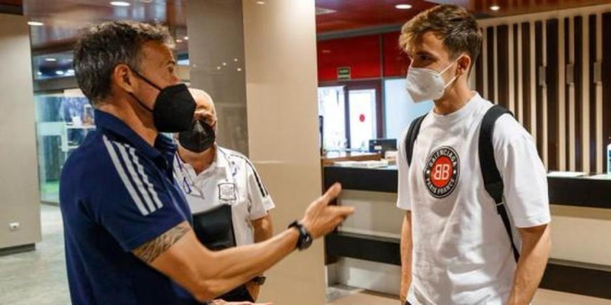 Diego Llorente y Luis Enrique en una concentración con la Selección española