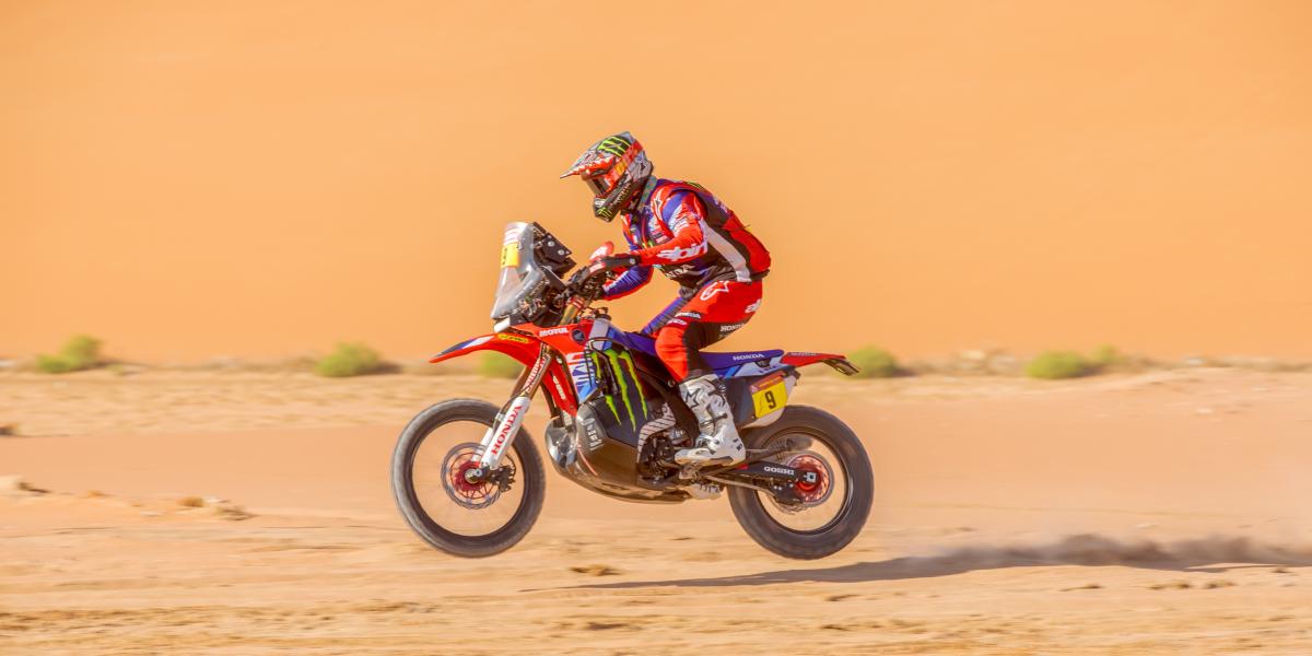 Honda da el golpe con Brabec, nuevo líder provisional en motos, y Van Beveren al frente de la sexta etapa