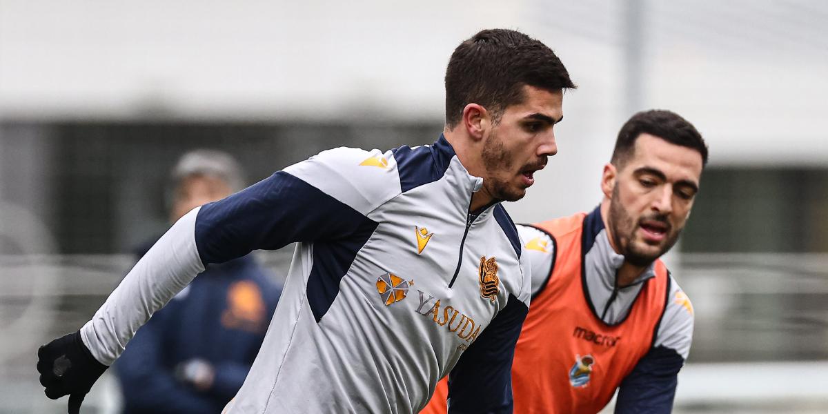 André Silva regresa con el grupo a dos días del derbi