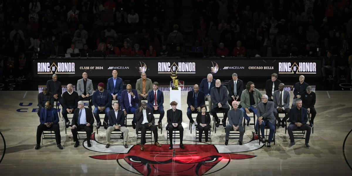 Los Bulls homenajean a sus leyendas sin la presencia de ellas y con mucha polémica