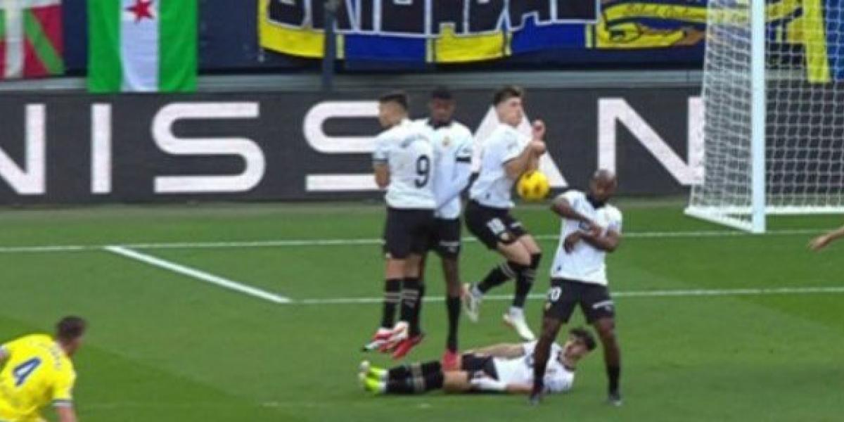 El Audio del VAR sobre la acción del polémico penalti a favor del Cádiz