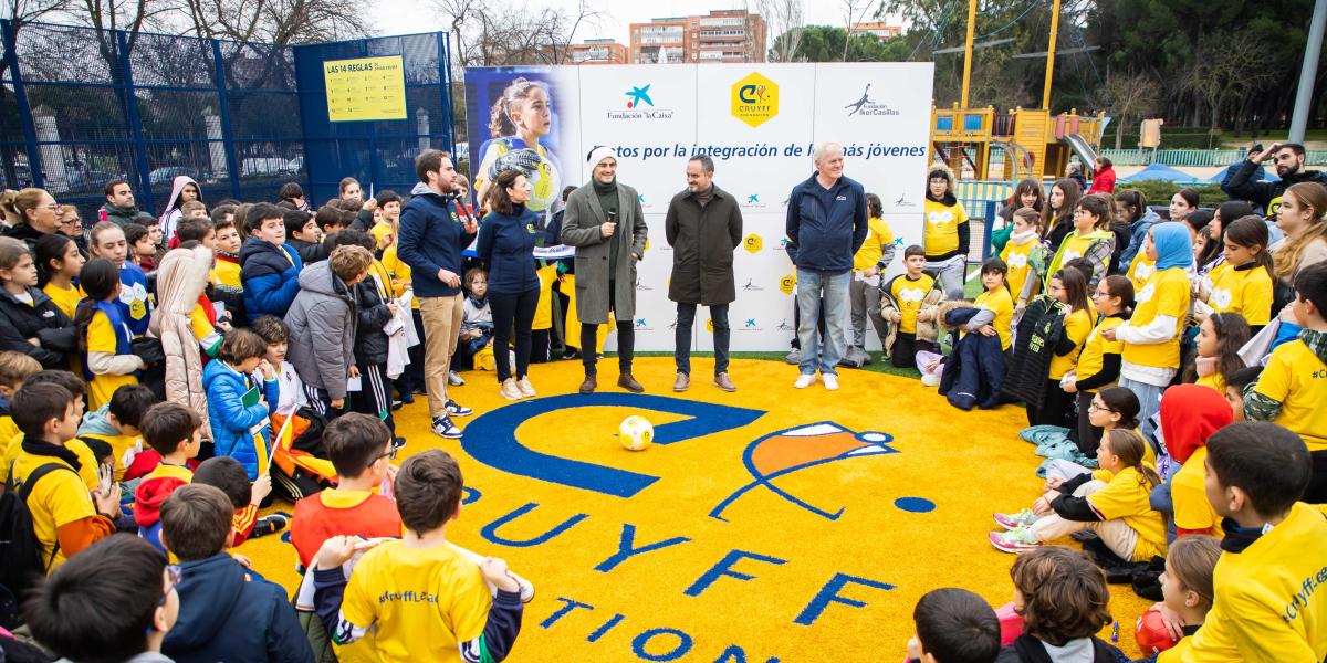 Iker Casillas regresa a su Móstoles natal para apadrinar la nueva Court Cruyff